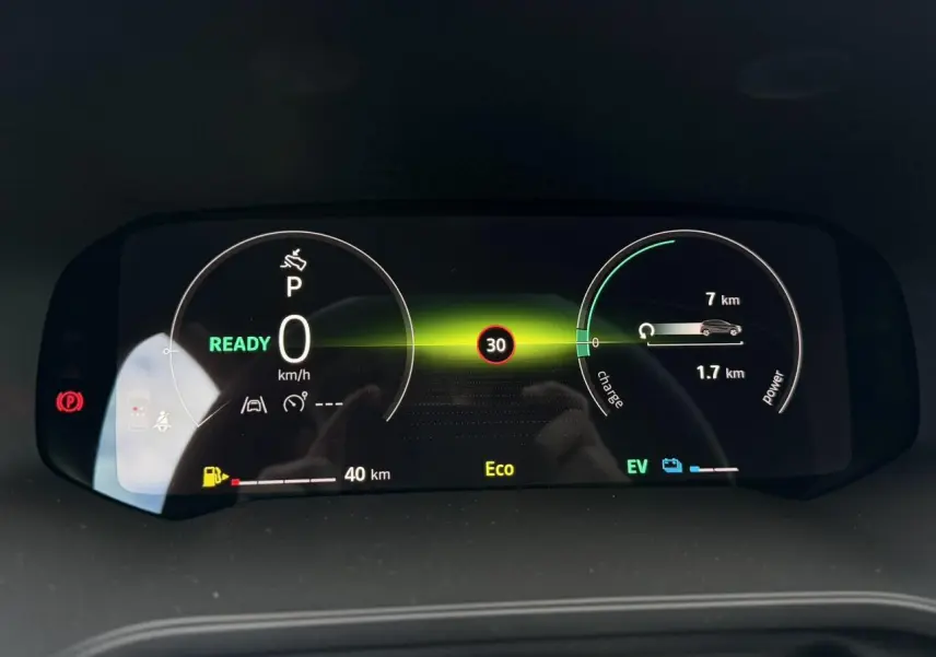 Tableau de bord numérique du Renault Captur 2026 affichant vitesse, autonomie et mode Eco en vue frontale.