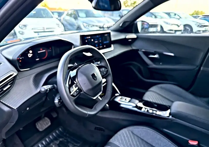 Intérieur Peugeot 2008 1.2 hybrid 145 allure e-dcs6 vu côté conducteur, volant compact et écran tactile central.