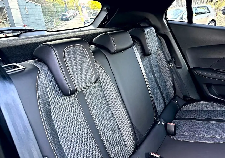 Vue intérieure côté droit des sièges arrière en tissu gris embossé du Peugeot 2008 1.2 hybrid 145 allure 2026.
