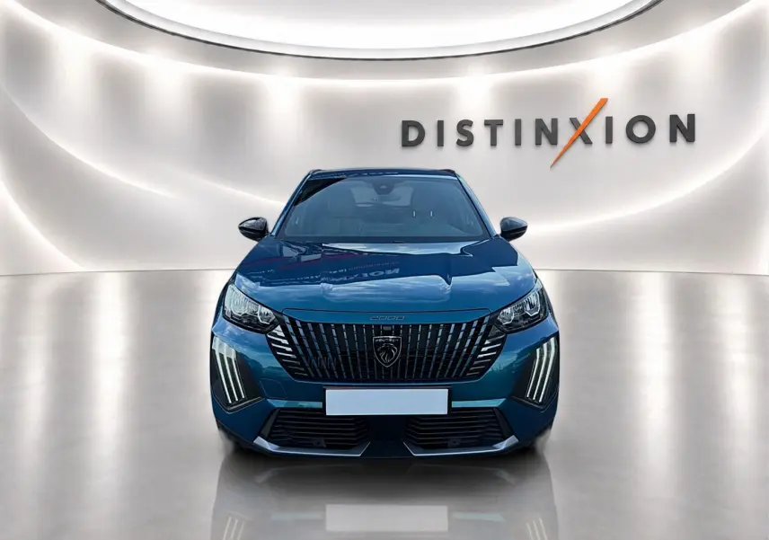 Vue frontale d’un Peugeot 2008 bleu obsession avec calandre verticale et feux LED distinctifs dans un showroom épuré.