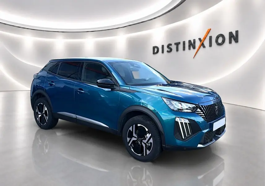 Peugeot 2008 bleu obsession en 3/4 avant droit, avec jantes alu noires et feux LED distinctifs.