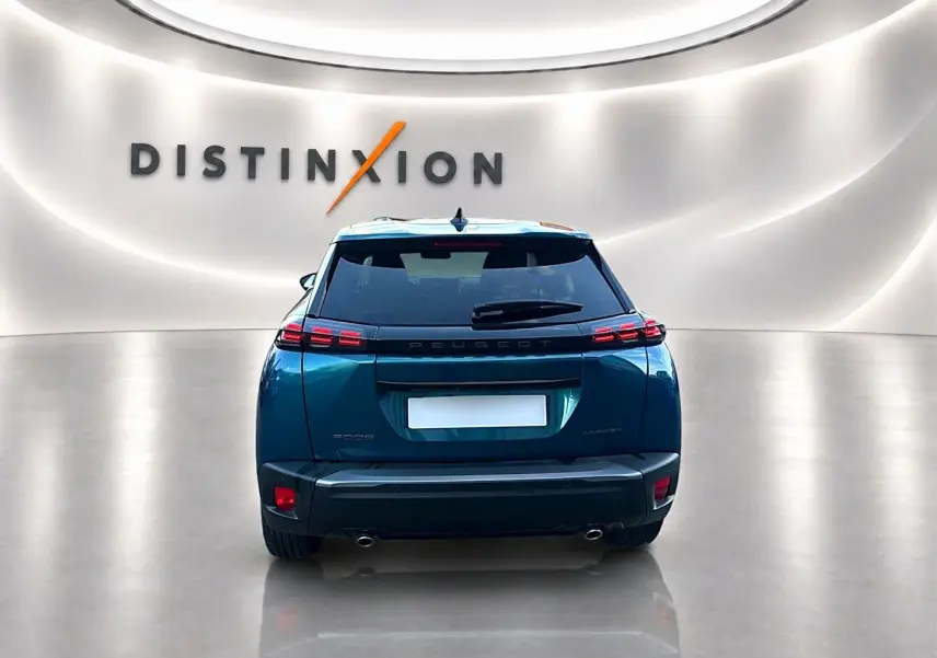 Vue arrière d'un Peugeot 2008 bleu obsession 2026 avec feux LED et double sortie d'échappement chromée.