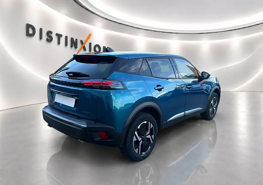 Peugeot 2008 bleu obsession vue 3/4 arrière droit avec jantes alu et feux arrière LED dans showroom lumineux.