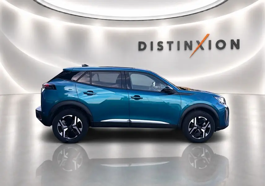 Peugeot 2008 bleu obsession en profil droit dans un showroom avec jantes alliage et vitres teintées.