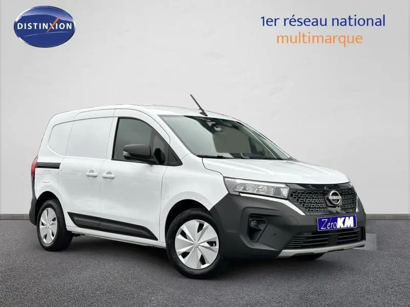 Nissan Townstar blanc minéral en vue 3/4 avant droit, fourgon électrique avec bouclier noir et enjoliveurs argentés.