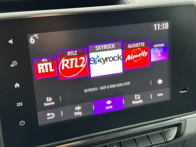 Écran tactile central du Nissan Townstar L1 EV 2024 affichant les stations radio avec interface moderne et commandes intégrées.