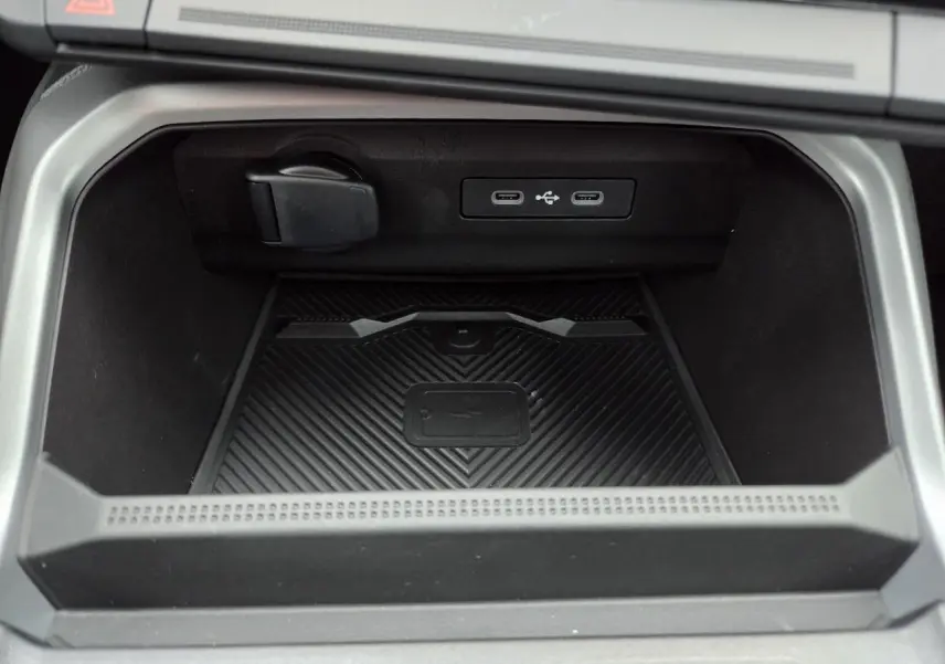 Gros plan sur la console centrale noire du Dacia Bigster 2025 avec deux ports USB-C et chargeur à induction intégré.