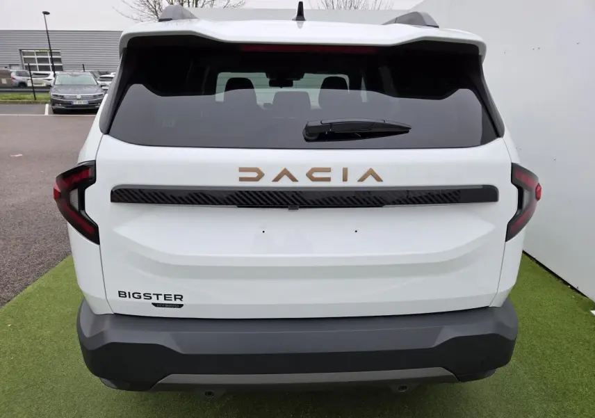 Vue arrière du Dacia Bigster blanc glacier avec logo brun cuivré et feux arrière en forme de C.
