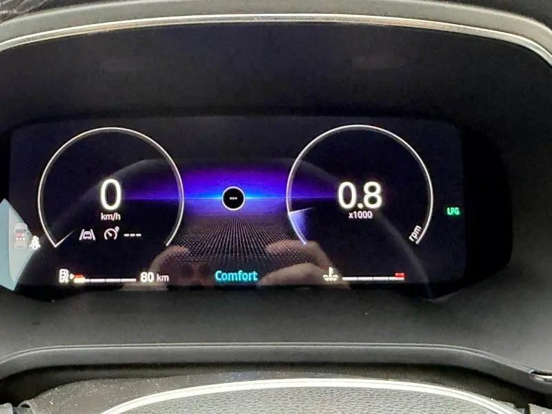 Affichage numérique du tableau de bord du Renault Captur 2025, indiquant 0 km/h et mode Confort, avec témoin GPL allumé.