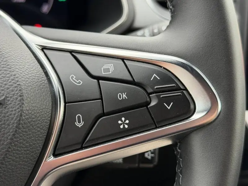 Gros plan sur les commandes multifonctions côté droit du volant du Renault Captur 2025, finition Techno.