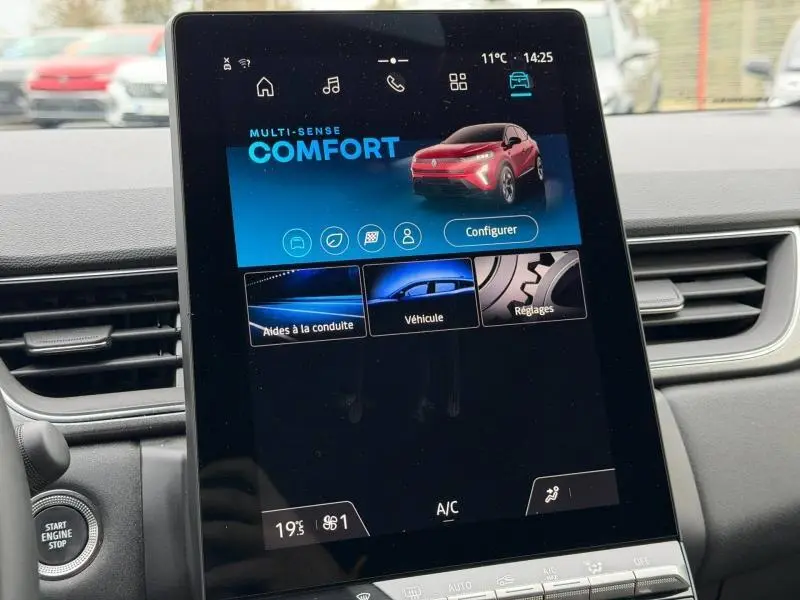 Écran tactile central du Renault Captur 2025 montrant le mode Multi-Sense Confort avec image du SUV rouge flamme.