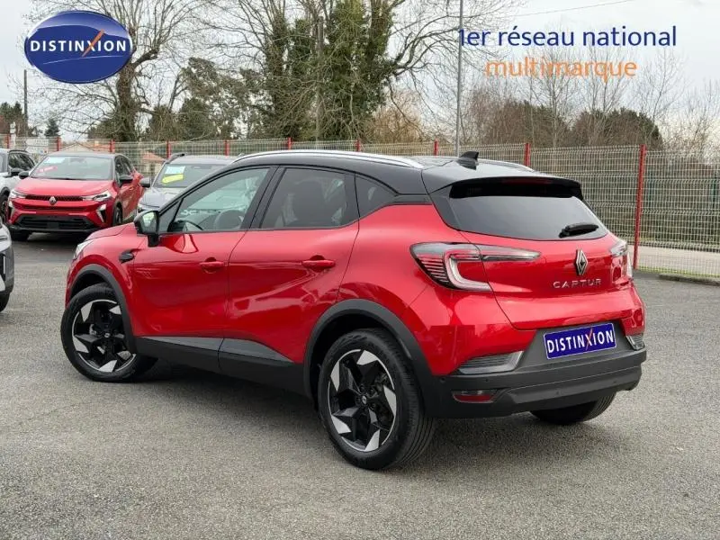 Vue 3/4 arrière droite d'un Renault Captur 2025 Rouge Flamme avec toit noir et jantes noires distinctives.