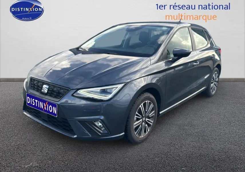 SEAT Ibiza 1.0 TSI 95 Copa gris magnétique vue 3/4 avant avec phares LED et jantes 16 pouces design.