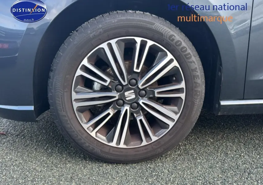 Gros plan sur la roue avant droite de la SEAT Ibiza gris magnétique avec jante alliage design.