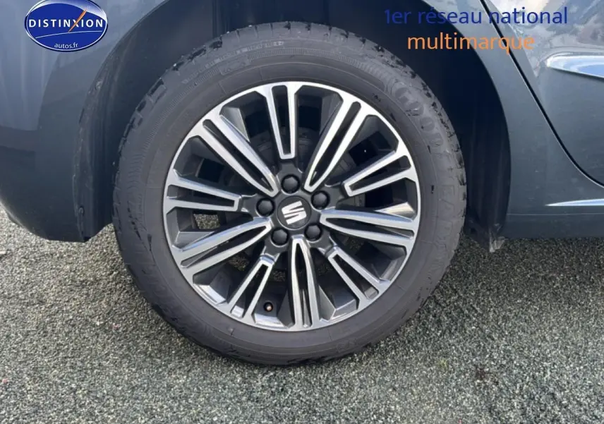 Gros plan sur la roue avant gauche d'une SEAT Ibiza gris magnétique avec jante alliage design 16 pouces.