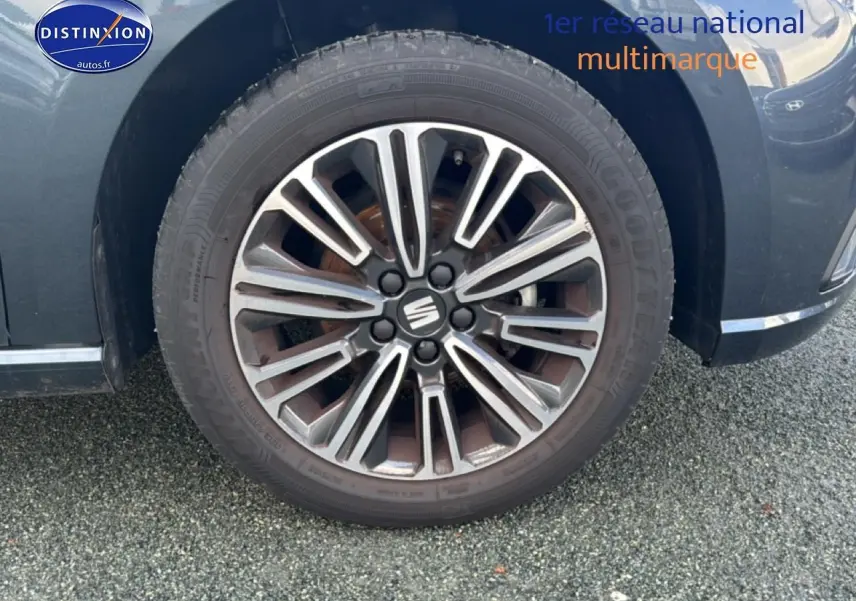 Gros plan sur la roue avant droite d'une SEAT Ibiza gris magnétique avec jante alliage design.