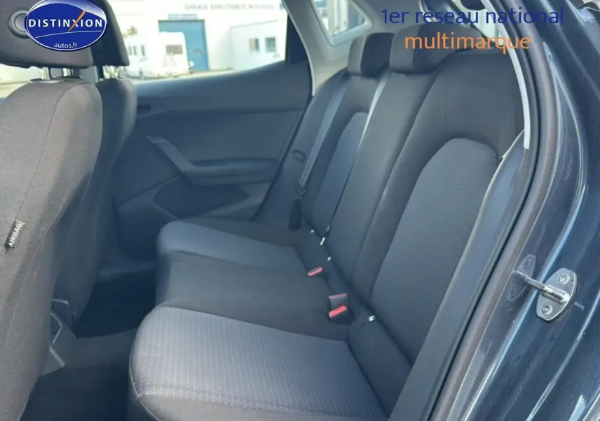 Vue intérieure côté droit sur la banquette arrière gris Como d’une SEAT Ibiza 1.0 TSI 95 Copa 2025.