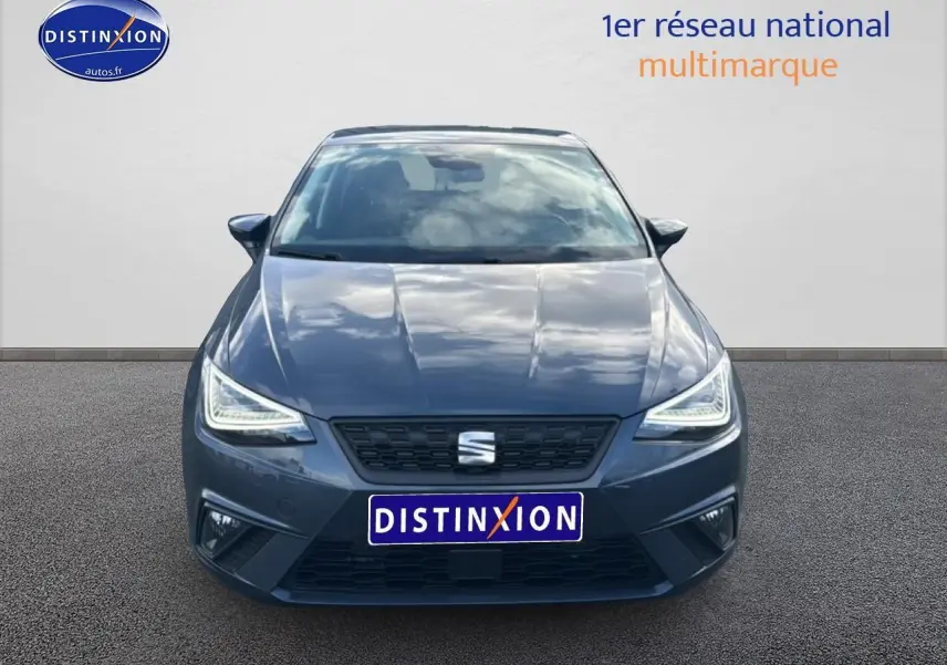 Vue frontale d'une SEAT Ibiza 1.0 TSI 95 Copa gris magnétique avec phares full LED et calandre noire.