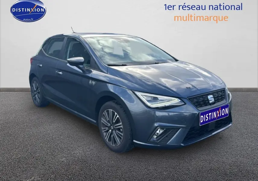 SEAT Ibiza 1.0 TSI 95 Copa gris magnétique vue 3/4 avant avec phares full LED et jantes 16 pouces design.