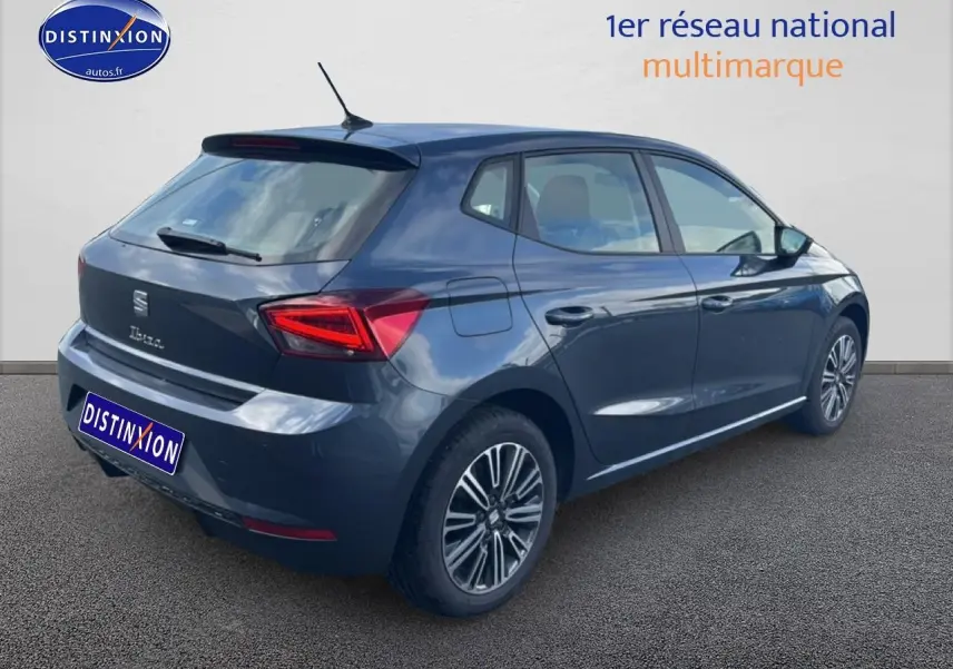 Vue 3/4 arrière droite d'une SEAT Ibiza 2025 gris magnétique avec jantes alliage et feux LED distinctifs.