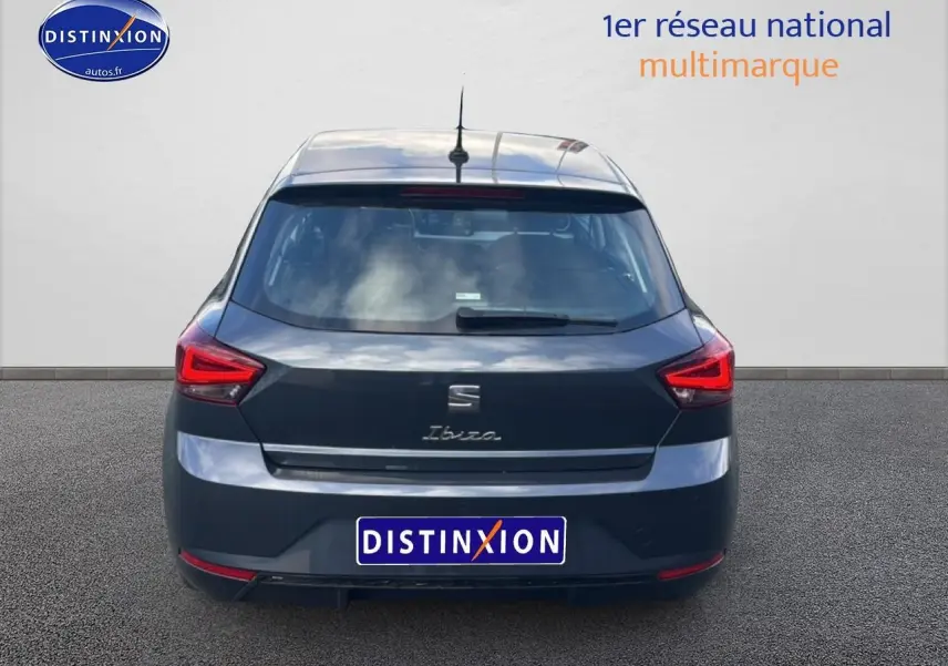 Vue arrière d'une SEAT Ibiza gris magnétique 2025 avec feux LED triangulaires et logo Ibiza manuscrit sur le hayon.