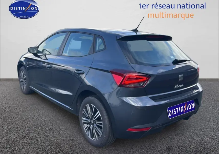 Vue 3/4 arrière droite d'une SEAT Ibiza gris magnétique avec jantes alliage et feux arrière LED triangulaires.