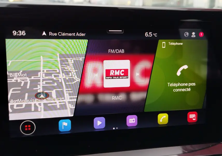 Écran tactile central du tableau de bord du SEAT Arona 2023 affichant navigation, radio RMC et téléphone non connecté.