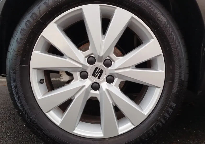 Gros plan sur la jante argentée d'une SEAT Arona blanche, mettant en valeur le logo central et le pneu Goodyear.