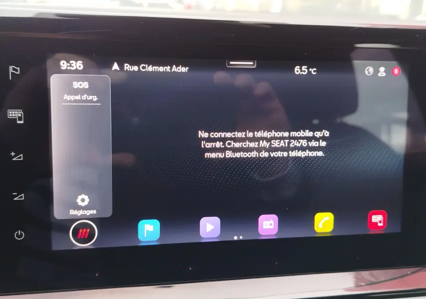 Écran tactile central du tableau de bord du SEAT Arona 2023 affichant les réglages Bluetooth et la température extérieure.