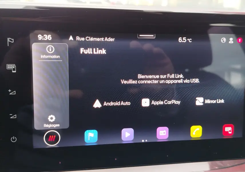 Écran tactile central du SEAT ARONA blanc, affichant l'interface Full Link avec options Android Auto et Apple CarPlay.