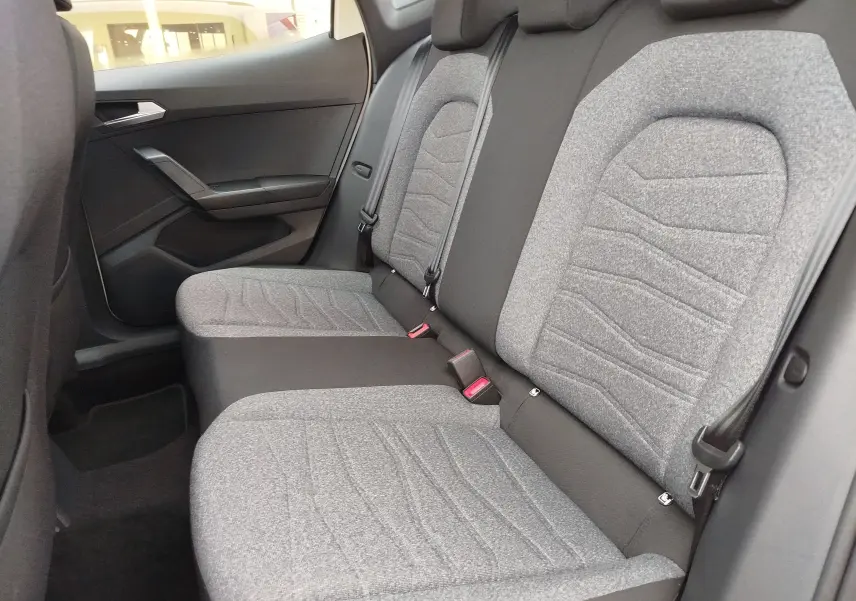 Vue intérieure du siège arrière côté droit de la SEAT Arona 2023 avec sellerie tissu gris et noir.