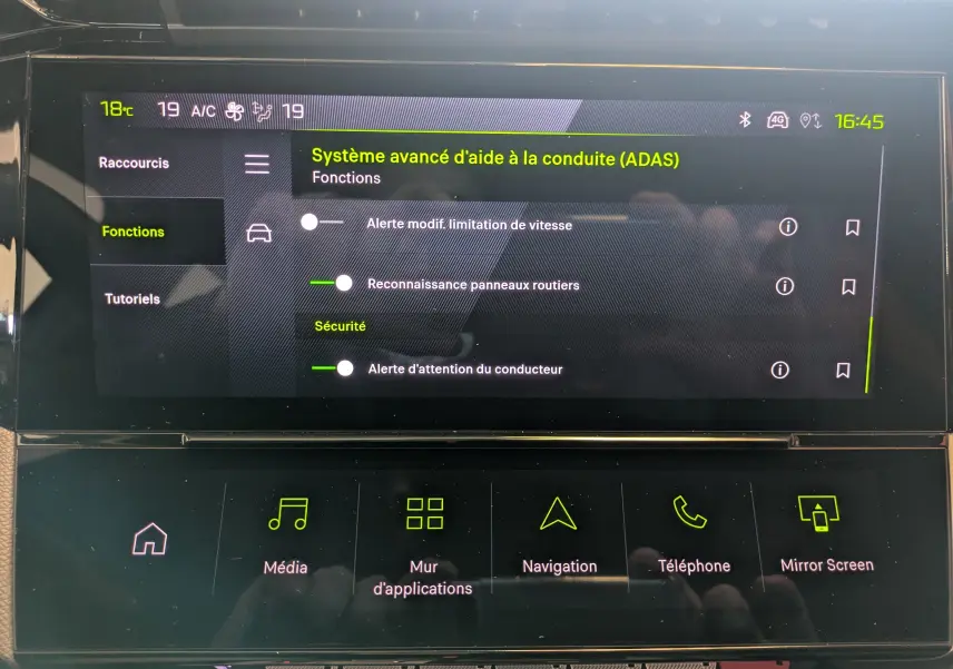 Écran tactile intérieur du Peugeot 308 gris Selenium montrant les options avancées d’aide à la conduite (ADAS).