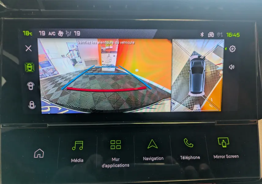 Écran multimédia de la Peugeot 308 gris Selenium montrant la caméra de recul et la vue 360° intérieure.