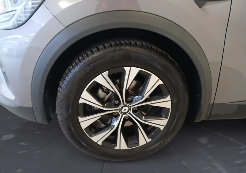 Gros plan sur la roue avant gauche du Renault Captur E-Tech Full Hybrid 145 Evolution gris Cassiopée 2023.