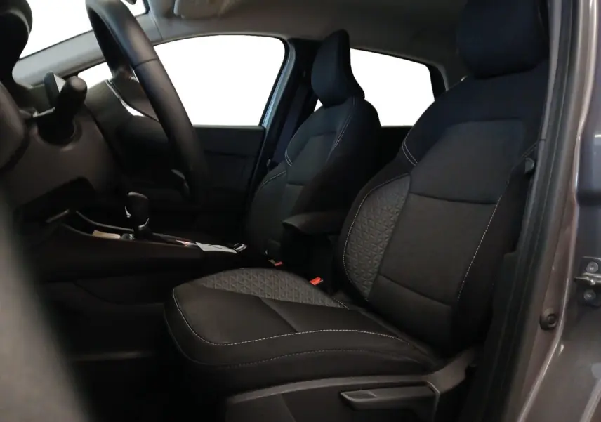 Vue intérieure côté droit du Renault Captur E-Tech Full Hybrid 145 Evolution 2023, sièges noirs avec surpiqûres blanches.