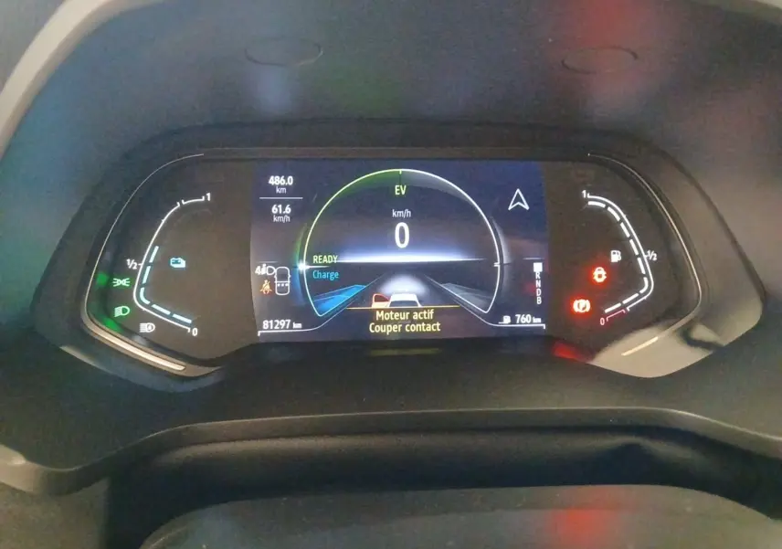 Tableau de bord numérique du Renault Captur E-Tech Full Hybrid 2023 affichant la vitesse à 0 km/h et l'autonomie restante.