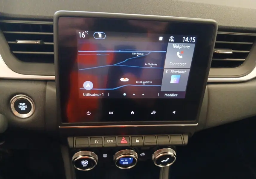 Vue rapprochée de l’écran tactile central et des commandes du tableau de bord du Renault Captur E-Tech gris Cassiopée 2023.