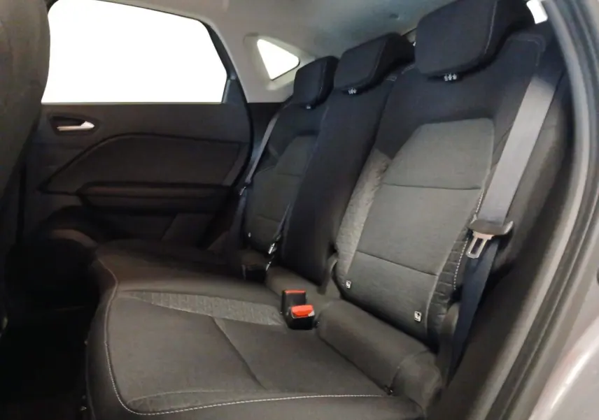Vue intérieure des sièges arrière noirs du Renault Captur E-Tech Full Hybrid 145 Evolution 2023, avec ceintures de sécurité visibles.