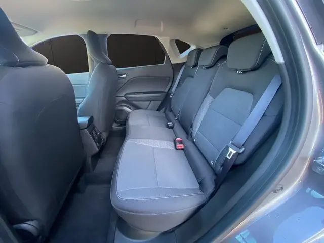 Vue intérieure côté droit montrant la banquette arrière noire du Renault Captur E-Tech Full Hybrid 2023 en gris Cassiopée.