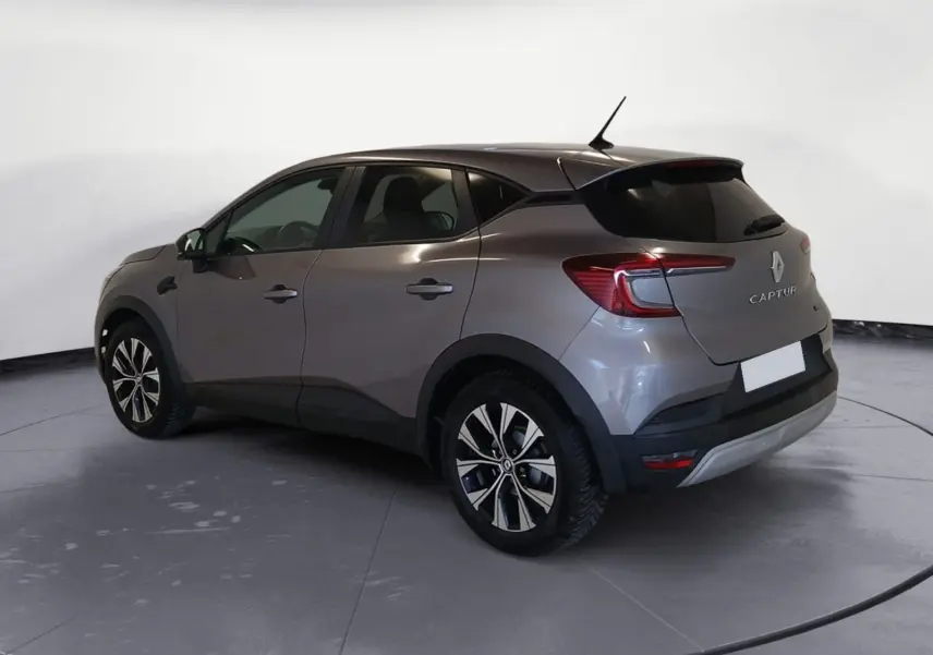 Vue 3/4 arrière droite du Renault Captur E-Tech Full Hybrid 145 Evolution gris Cassiopée avec jantes alliage et vitres teintées.