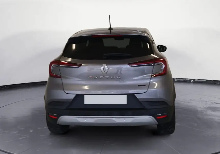 Vue arrière du Renault Captur 2023 gris Cassiopée, version E-Tech Full Hybrid 145 Evolution avec feux LED distinctifs.