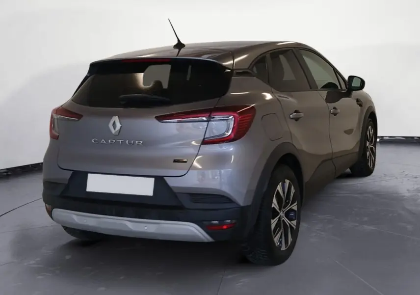 Renault Captur E-Tech Full Hybrid 145 Evolution gris cassiopée, vue 3/4 arrière droit avec feux arrière LED distinctifs.