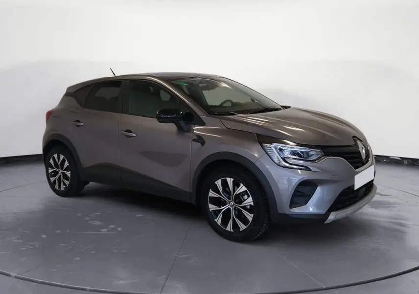 Renault Captur E-Tech Full Hybrid 145 Evolution 2023 gris Cassiopée, vue 3/4 avant droit avec jantes distinctives.
