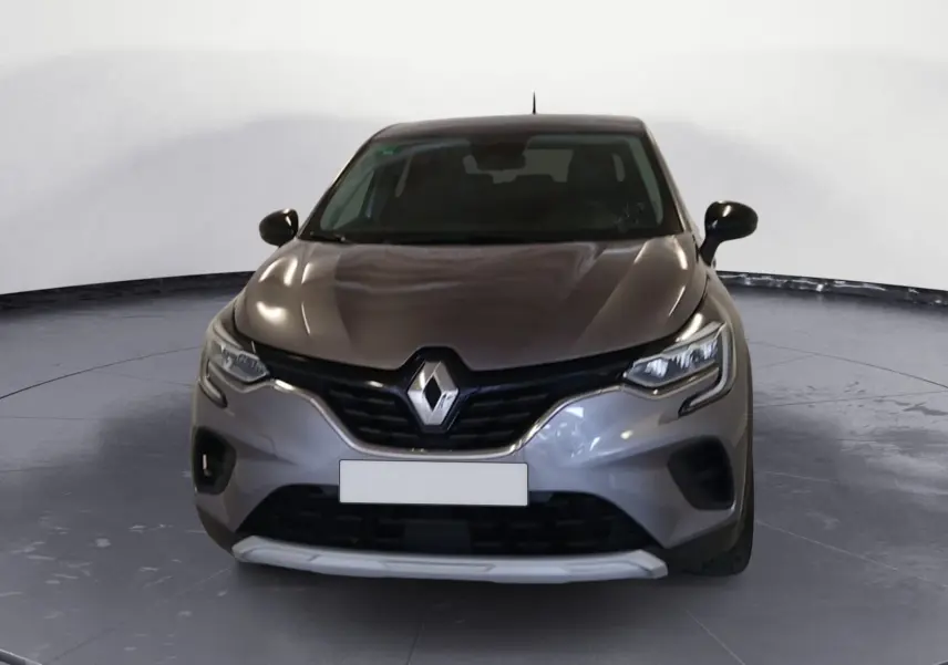 Vue frontale du Renault Captur E-Tech Full Hybrid 145 Evolution 2023 en gris Cassiopée avec calandre noire et logo chromé.