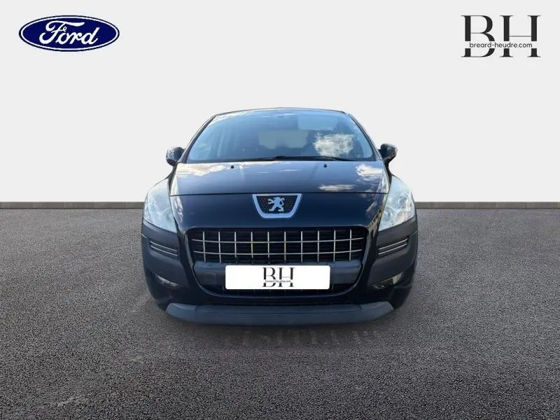 Peugeot 3008 noir Perla Nera vue de face, mettant en valeur sa calandre chromée et ses phares halogènes.