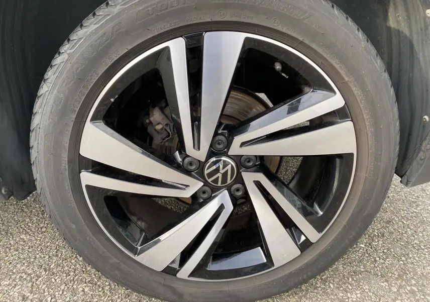 Gros plan sur la jante alliage noir et argent Nevada 18 pouces du Volkswagen T-Roc gris, roue avant droite.