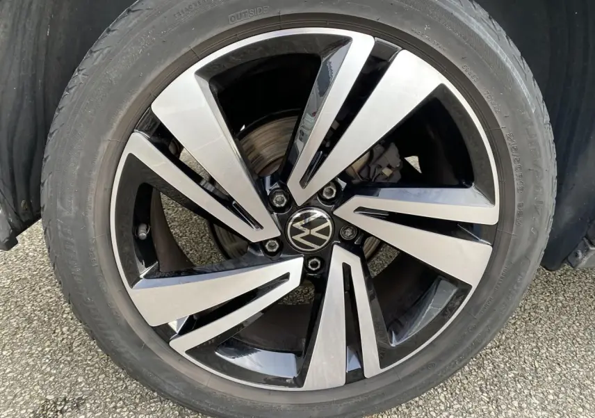 Gros plan sur une jante alliage noir et argent Nevada 18 pouces du Volkswagen T-Roc gris 2024.