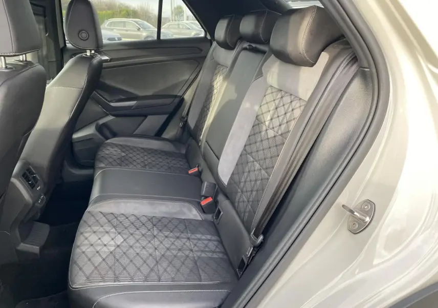 Vue intérieure côté droit des sièges arrière en tissu et similicuir gris foncé du Volkswagen T-Roc 2024.