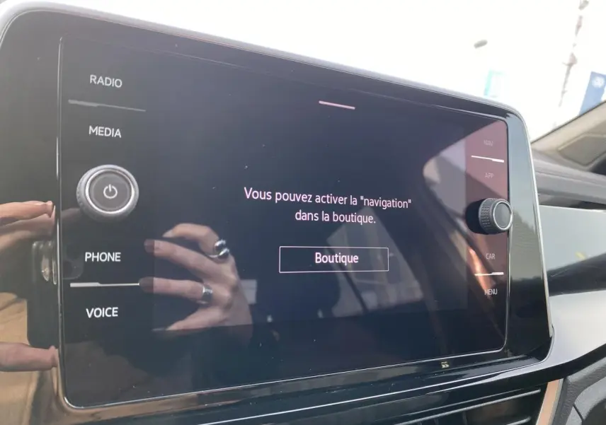 Écran tactile central du système d'infodivertissement du Volkswagen T-Roc 2024 avec interface en français.