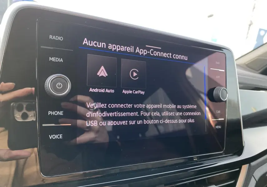 Écran tactile central du système d'infodivertissement Volkswagen T-Roc 2024 affichant App-Connect sans appareil connecté.